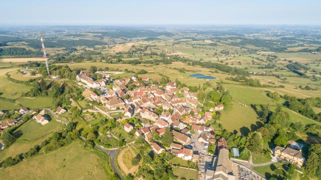 Vue aérienne du village de Mont-Saint-Vincent