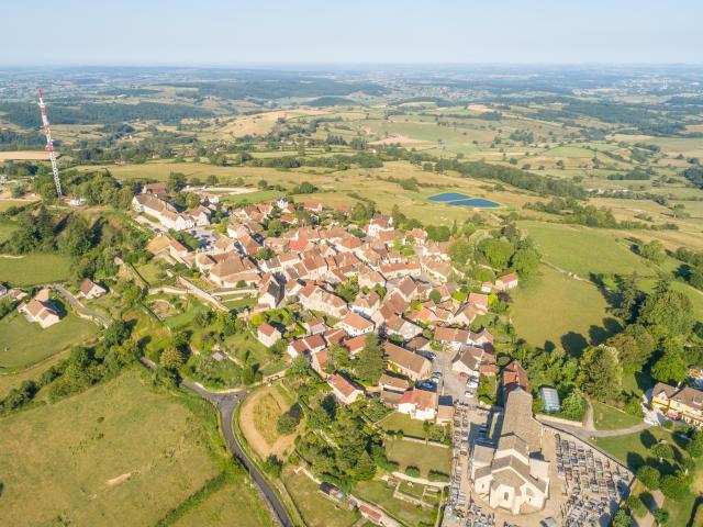 Aerial view of the village of Mont-Saint-Vincent