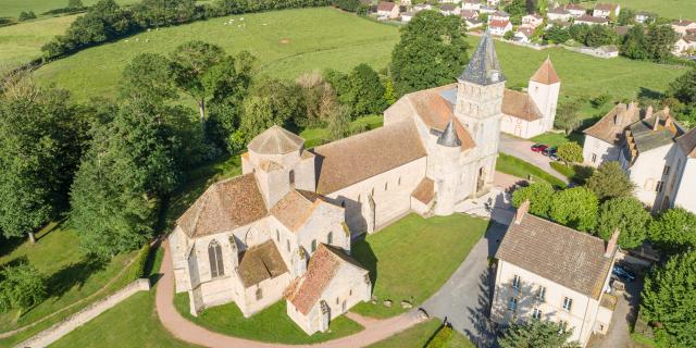 Vue générale de l'église Saint-Pierre-et-Saint-Benoît de Perrecy-les-Forges