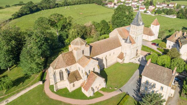 Vue générale de l'église Saint-Pierre-et-Saint-Benoît de Perrecy-les-Forges.