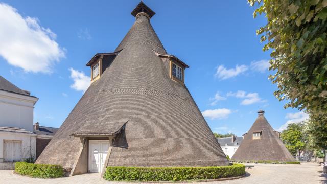 Les anciens fours de la cristallerie, actuel château de la Verrerie, Le Creusot.