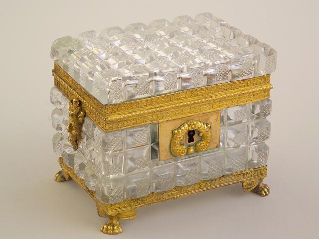 Coffret à parfums en cristal et bronze doré, vers 1810, Le Creusot, Musée de l'homme et de l'industrie.