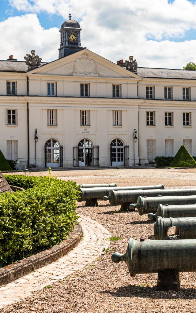 Cour d'honneur du château de la Verrerie, Le Creusot.