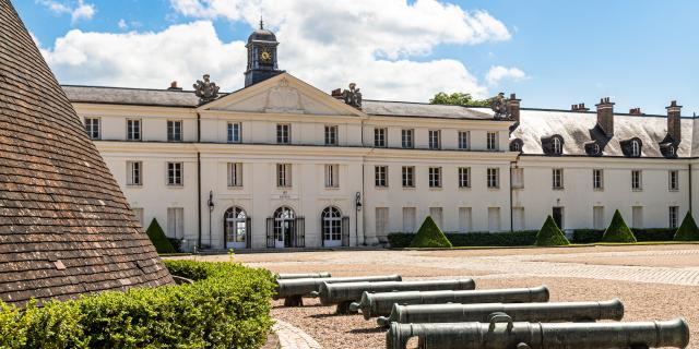 Cour d'honneur du château de la Verrerie, Le Creusot.