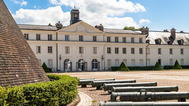 Cour d'honneur du château de la Verrerie, Le Creusot.