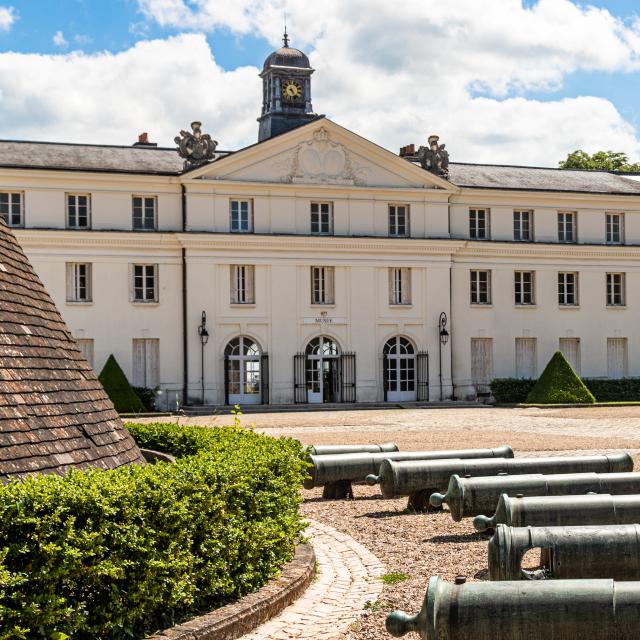 Cour d'honneur du château de la Verrerie, Le Creusot.