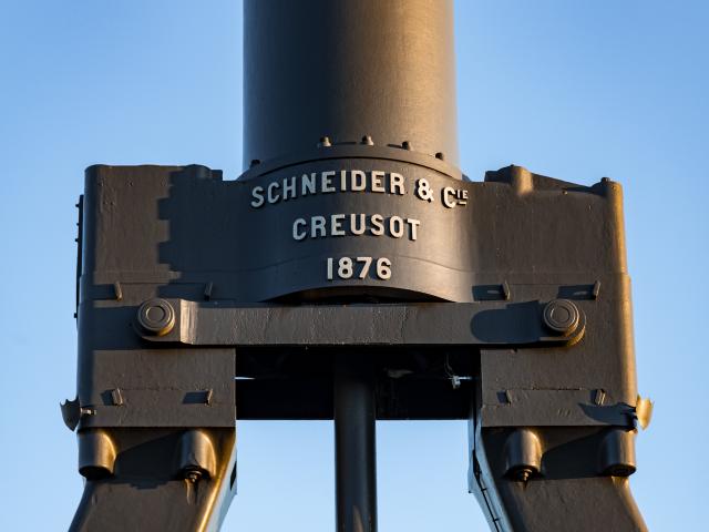 Close-up of the sledgehammer.