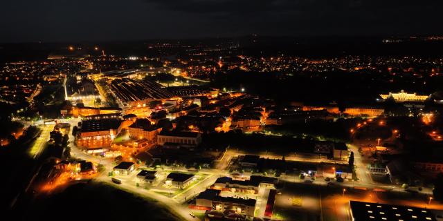 Le Creusot et son site industriel de nuit.