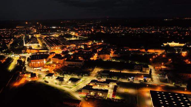 Le Creusot et son site industriel de nuit.