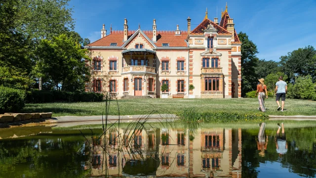 La Villa Perrusson et son miroir d'eau, Écuisses.