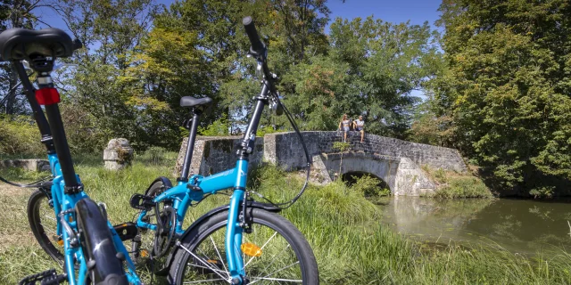 À vélo, pause au bord de l'eau.