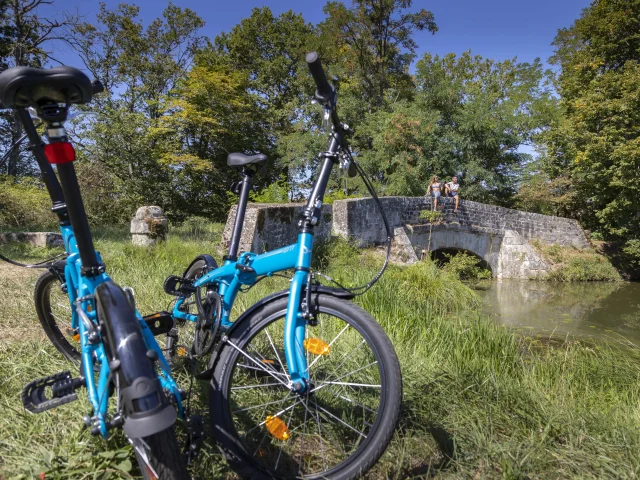 À vélo, pause au bord de l'eau.