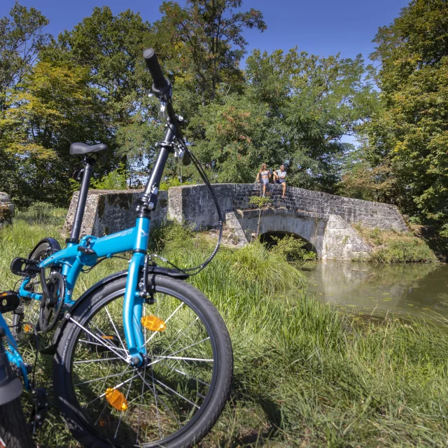 À vélo, pause au bord de l'eau.