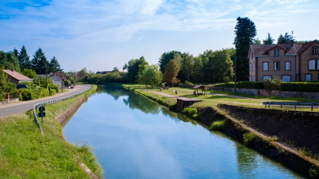 Genelard Canal Sentier®franck Juillot 1