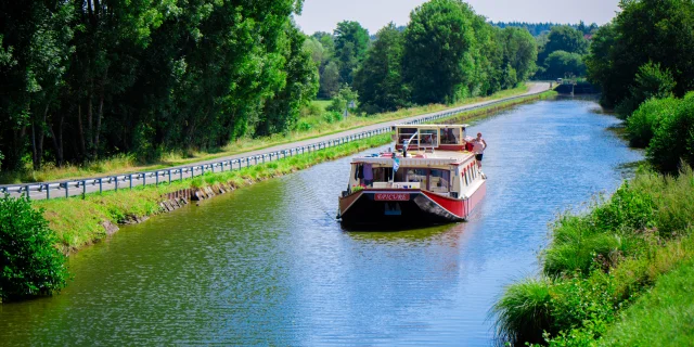 Bateau sur le canal à Ciry-le-Noble