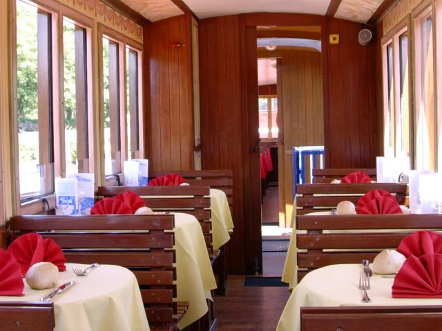 Voiture restaurant du petit train des Combes, Le Creusot.